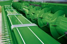 The table is simultaneously long (long distance from the knife to the auger) for standing, long crop but also short by the active feeding of low and down crop on the conveyor belts.