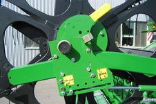 The quick reel adjustment allows the optimum adaptation to the specific conditions in the harvest of rapeseed / canola (reel all the way back) and laid crops (reel completely to the front).