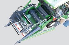 The grain header with conveyor belt, intake auger and feeding roller ensures a perfect crop fl ow into the threshing system. The pneumatic clean out system of the header assures a mix free plot
harvest.