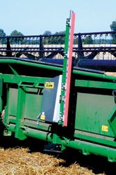With the PremiumFlow header the change between rapeseed / canola and cereals is very easy. The side knives are always available as they are carried directly at the rear of the header.
