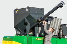 The optional grain tank has a volume of 450 litres. The auger swings out manually and reaches an unloading height of 2.60 m.
