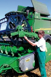 The reel position is set to rapeseed / canola and the auger is brought to the upper position comfortably by the hydraulic
pump.