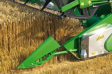 Simultaneously, due to the large distance of 100 cm between the cutting section and the feeding auger, also long material is fed "headfirst" into the threshing section and is reliably threshed.