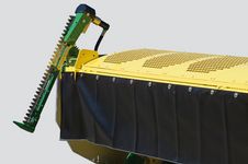 The hydraulically driven side knifes cleanly cut through tangled energy crops (option).