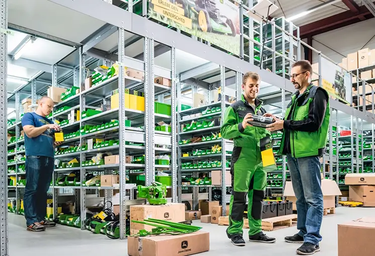 Lagermitarbeiter im Lager bei Besprechung