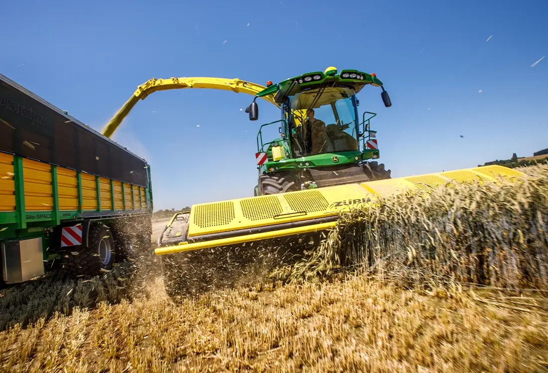 Zürn Schneidwerk vor Traktor und Förderrohr zu Ladewagen