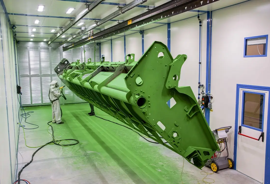 Zürn Gerät wird in Lackierhalle grün lackiert