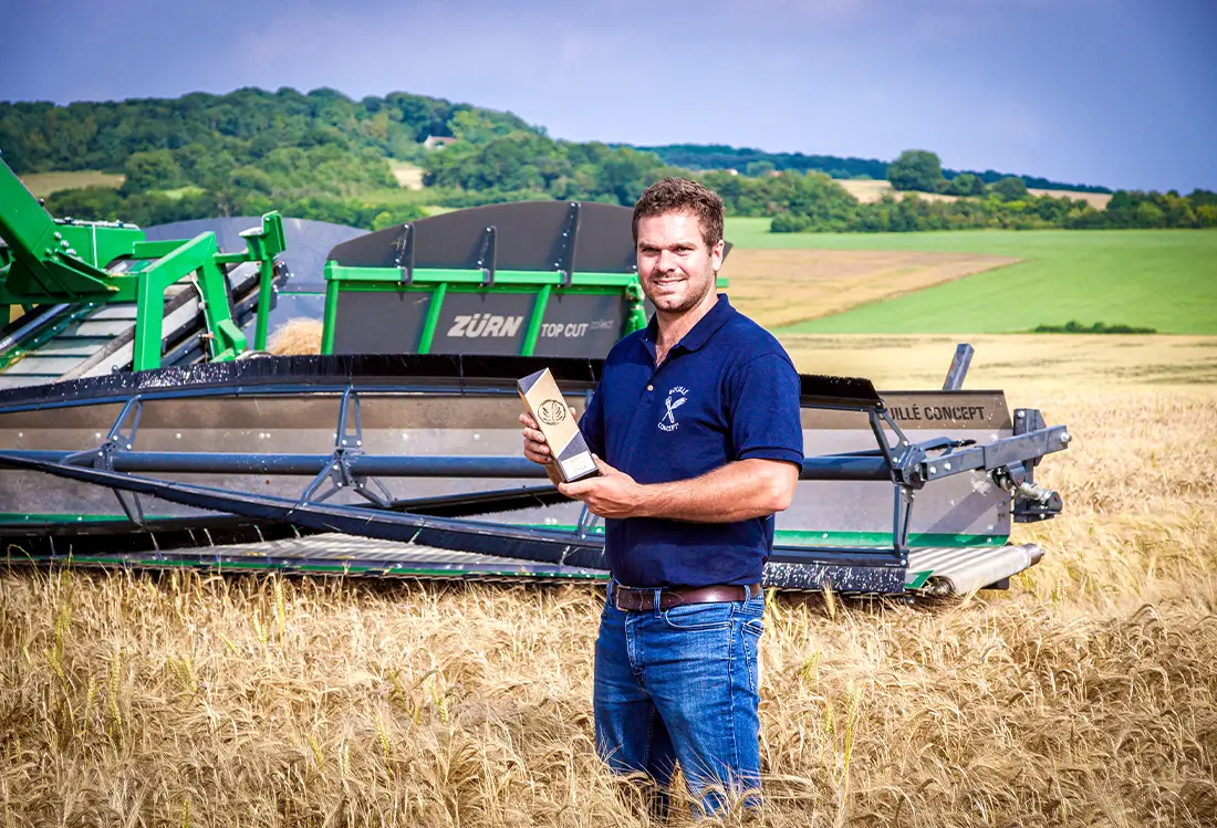 Landwirt mit Buille mit Auszeichnungspreis auf dem Feld