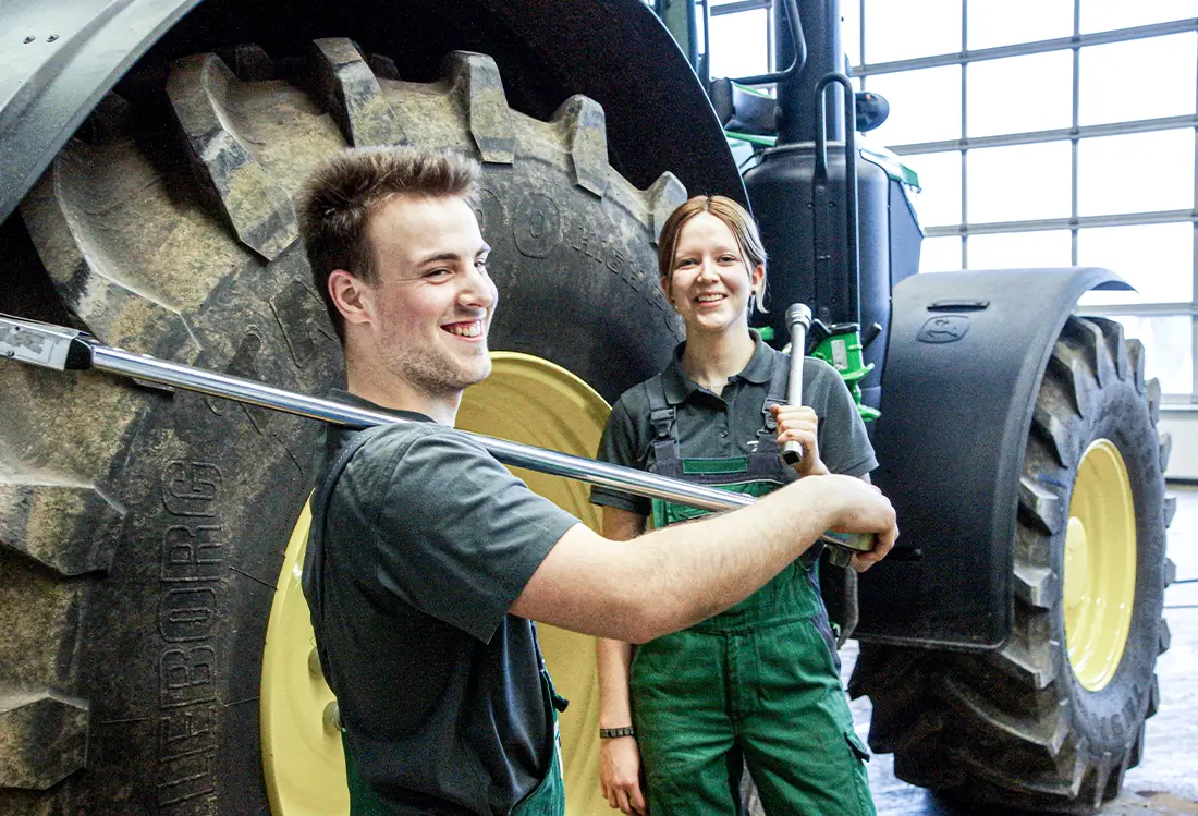 Azubis in der Werkstatt mit Werkzeug