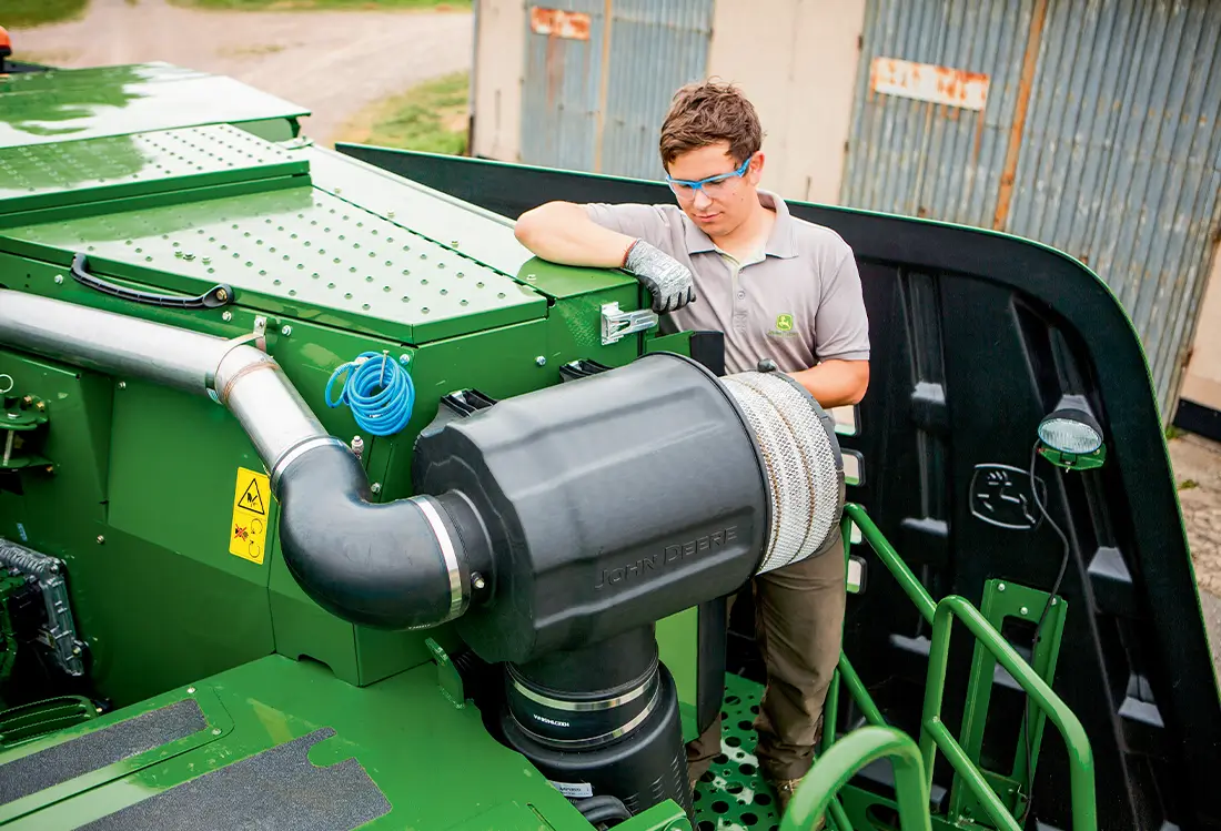 Azubi beim Kundendienst am Mähdrescher