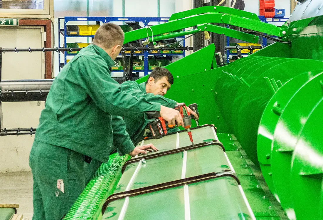2 Männer lackieren Teil im Oberflächenzentrum