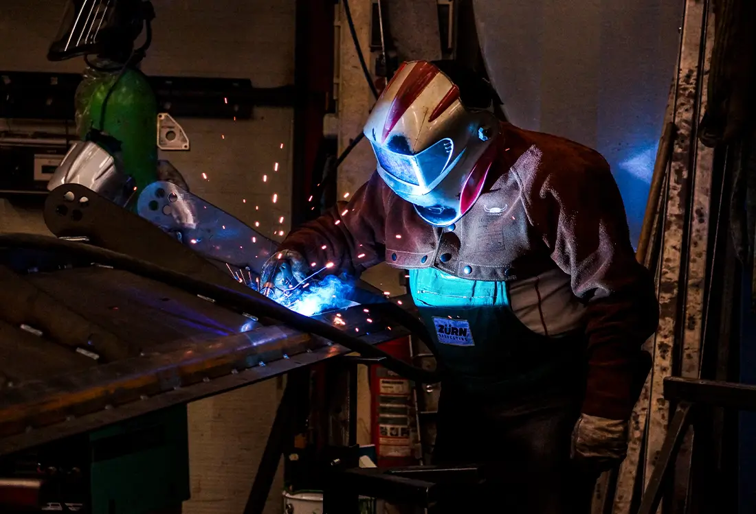 Schweißer bei der Arbeit in der Fertigung