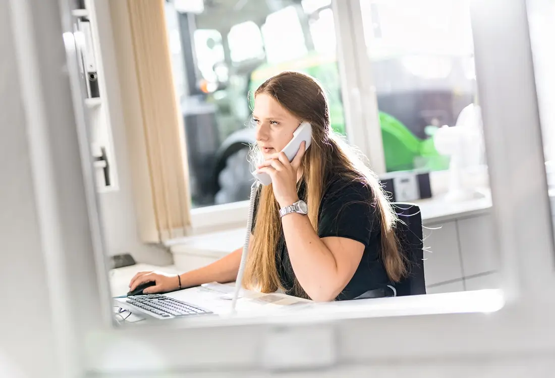 Frau am Schreibtisch telefoniert