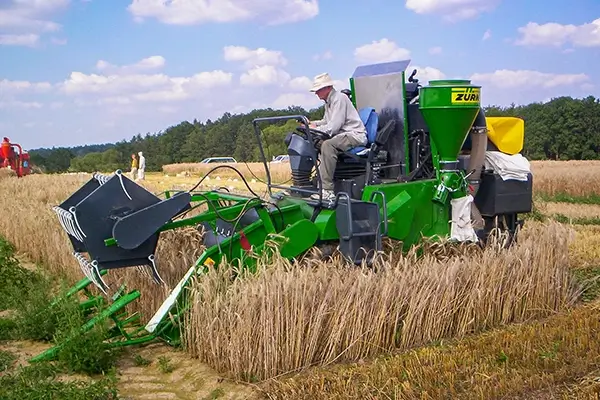 Parzellen-Mähdrescher auf dem Feld