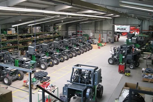Landmachinen in der Halle