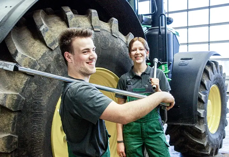 Azubis mit Werkzeug in der Werkstatt