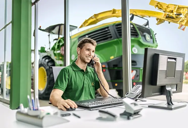 Entwickler am Schreibtisch telefoniert
